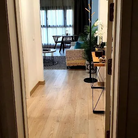 Апартаменты Blueskyesteponagardens *